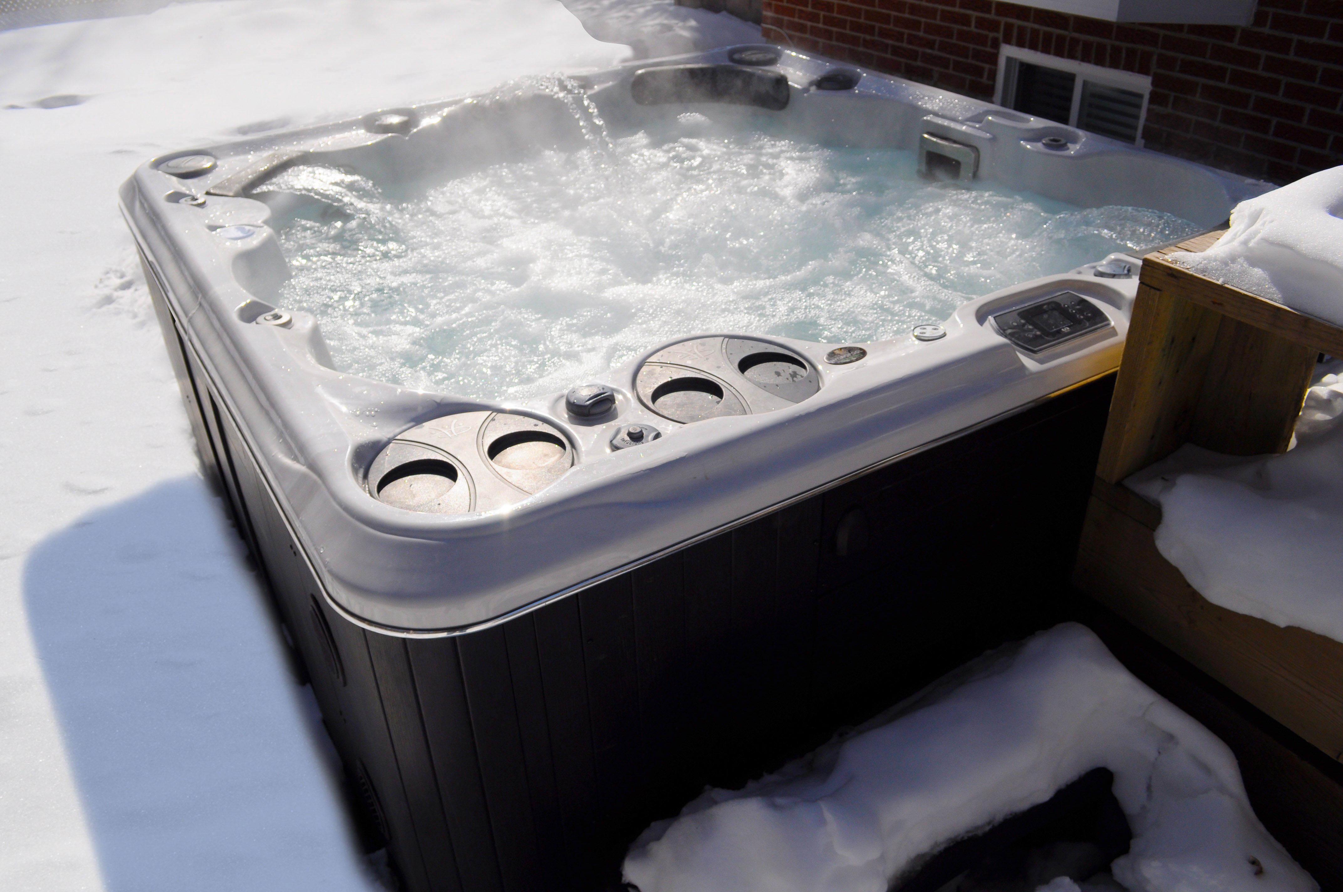 Hydropool-nottingham-hot-tub-spa-winter-steam